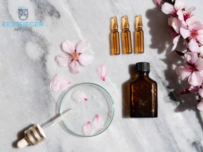 Verschiedene Retinol-Produkte Seren, Cremes und Gel